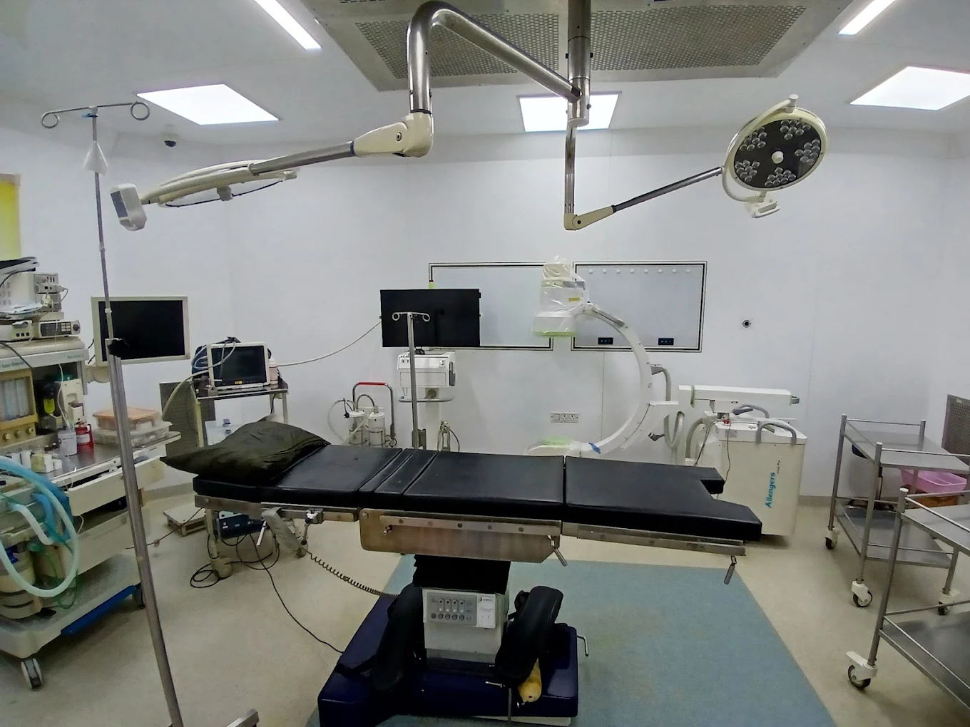 Dr. Urang Patel - Orthopedic Surgeon in Satellite Ahmedabad | Bone & Joint | Robotic Knee Replacement | Orthopedic Clinic